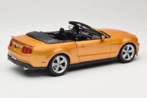 Ford Mustang GT S197 Kabriolet Zlatý Maisto 1:18 31158 Kov – obrázek 2 z 7