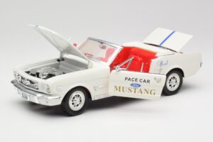 Ford Mustang Pace Car Wimbledon White Solido 1:18 81578 Kov – obrázek 2 z 8