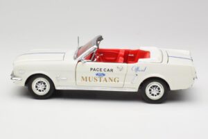 Ford Mustang Pace Car Wimbledon White Solido 1:18 81578 Kov – obrázek 4 z 8
