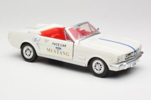 Ford Mustang Pace Car Wimbledon White Solido 1:18 81578 Kov – obrázek 6 z 8