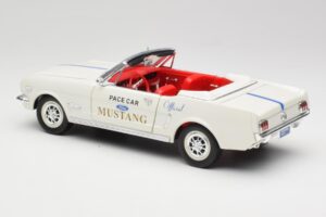 Ford Mustang Pace Car Wimbledon White Solido 1:18 81578 Kov – obrázek 7 z 8
