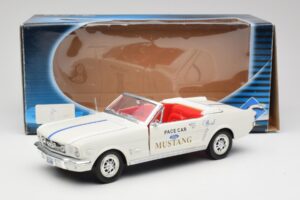 Ford Mustang Pace Car Wimbledon White Solido 1:18 81578 Kov – obrázek 8 z 8