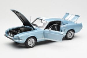 Ford Mustang Shelby GT500 Světle Modrý Metalický S Bílými Pruhy AUTOart 1:18 72907 Kov – obrázek 2 z 8