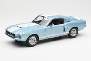 Ford Mustang Shelby GT500 Světle Modrý Metalický S Bílými Pruhy AUTOart 1:18 72907 Kov
