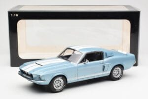Ford Mustang Shelby GT500 Světle Modrý Metalický S Bílými Pruhy AUTOart 1:18 72907 Kov – obrázek 8 z 8