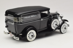 Ford Panel Car Police Patrol Signature Models 1:18 18143 Kov – obrázek 2 z 6
