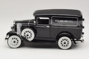 Ford Panel Car Police Patrol Signature Models 1:18 18143 Kov – obrázek 3 z 6