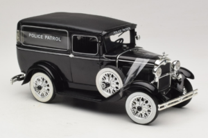 Ford Panel Car Police Patrol Signature Models 1:18 18143 Kov – obrázek 4 z 6