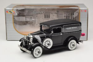 Ford Panel Car Police Patrol Signature Models 1:18 18143 Kov – obrázek 6 z 6