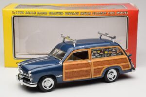 Ford Woody Station Wagon Bayview Blue Surf Shop Motor City 1:18 60002 Kov – obrázek 8 z 8