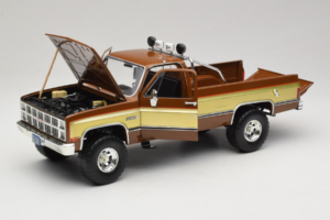 GMC K-2500 Sierra Grande Hnědý GreenLight 1:18 13560 Kov – obrázek 2 z 8