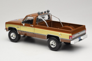 GMC K-2500 Sierra Grande Hnědý GreenLight 1:18 13560 Kov – obrázek 7 z 8