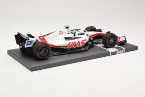 Haas VF-22 #47 M. Schumacher Bahrain GP 2022 Minichamps 1:18 117220147 Kov – obrázek 3 z 6