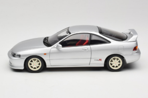 Honda Integra Type R DC2 Pre-Facelift Vogue Silver Metallic MotorHelix 1:18 M85202 Kov – obrázek 4 z 8