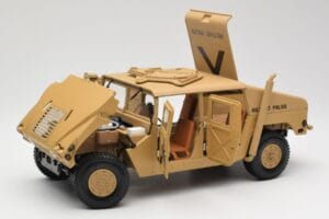 Hummer H1 AM General Military Police Exoto 1:18 01801 Kov – obrázek 2 z 8