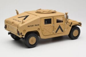Hummer H1 AM General Military Police Exoto 1:18 01801 Kov – obrázek 3 z 8