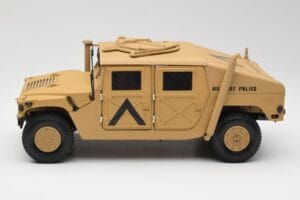 Hummer H1 AM General Military Police Exoto 1:18 01801 Kov – obrázek 4 z 8