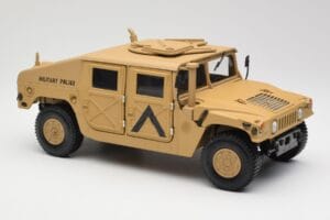 Hummer H1 AM General Military Police Exoto 1:18 01801 Kov – obrázek 6 z 8