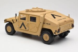 Hummer H1 AM General Military Police Exoto 1:18 01801 Kov – obrázek 7 z 8