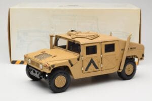 Hummer H1 AM General Military Police Exoto 1:18 01801 Kov – obrázek 8 z 8