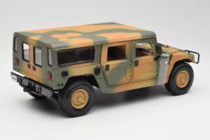Hummer H1 Station Wagon Military Maisto 1:18 56049 Kov – obrázek 3 z 8