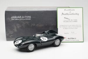 Jaguar D-Type #6 M. Hawthorn / I. Bueb Team Jaguar Cars Ltd 24 Hours of Le Mans 1955 AUTOart 1:18 85586 Kov – obrázek 6 z 6