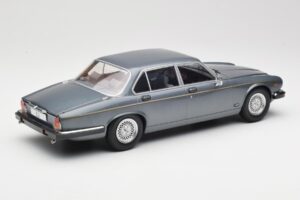 Jaguar XJ Series III Metallic Grey MCG 1:18 MCG18177 Kov – obrázek 2 z 6