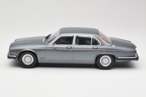 Jaguar XJ Series III Metallic Grey MCG 1:18 MCG18177 Kov – obrázek 3 z 6