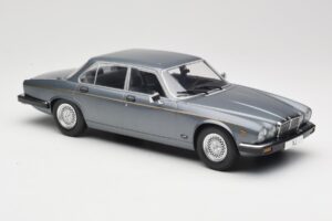 Jaguar XJ Series III Metallic Grey MCG 1:18 MCG18177 Kov – obrázek 4 z 6