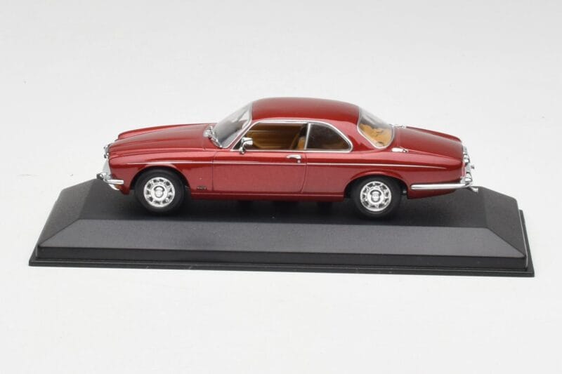 Jaguar XJ12 Coupe Regency Červený Minichamps 1:43 400130461 Kov