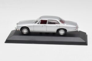 Jaguar XJ12 Series II Stříbrný Minichamps 1:43 400130401 Kov