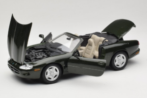 Jaguar XK8 Green Metallic Světle Šedý Interiér Maisto 1:18 31836 Kov – obrázek 2 z 8