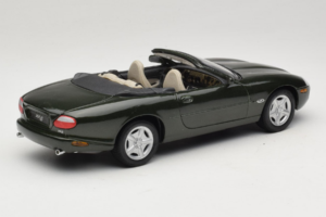Jaguar XK8 Green Metallic Světle Šedý Interiér Maisto 1:18 31836 Kov – obrázek 3 z 8