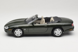 Jaguar XK8 Green Metallic Světle Šedý Interiér Maisto 1:18 31836 Kov – obrázek 4 z 8