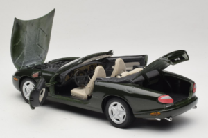Jaguar XK8 Green Metallic Světle Šedý Interiér Maisto 1:18 31836 Kov – obrázek 5 z 8