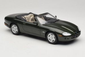 Jaguar XK8 Green Metallic Světle Šedý Interiér Maisto 1:18 31836 Kov – obrázek 6 z 8