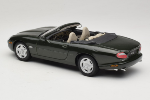 Jaguar XK8 Green Metallic Světle Šedý Interiér Maisto 1:18 31836 Kov – obrázek 7 z 8