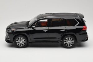 Lexus LX570 J200 Černý LCD 1:18 LCD18010-BL Kov – obrázek 4 z 8