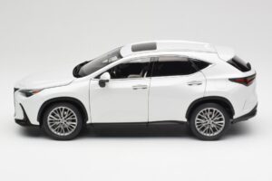 Lexus NX450h+ AZ20 Bílý Kyosho 1:18 08968Q Pryskyřice – obrázek 4 z 8