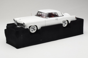 Lincoln Continental Mark II Bílý Road Signature 1:18 20078-P1 Kov