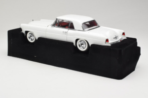 Lincoln Continental Mark II Bílý Road Signature 1:18 20078-P1 Kov – obrázek 5 z 6
