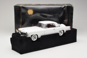 Lincoln Continental Mark II Bílý Road Signature 1:18 20078-P1 Kov – obrázek 6 z 6