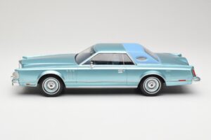 Lincoln Continental Mark V Blue Metallic MCG 1:18 MCG18369 Kov – obrázek 3 z 6