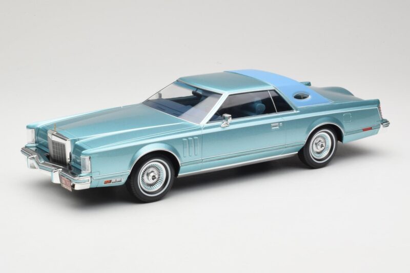 Lincoln Continental Mark V Blue Metallic MCG 1:18 MCG18369 Kov
