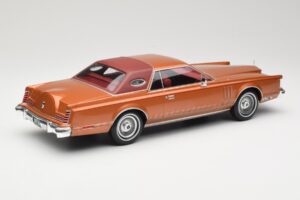 Lincoln Continental Mark V Crystal Apricot Metallic MCG 1:18 MCG18370 Kov – obrázek 2 z 6