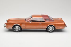 Lincoln Continental Mark V Crystal Apricot Metallic MCG 1:18 MCG18370 Kov – obrázek 3 z 6