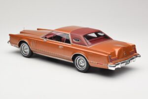Lincoln Continental Mark V Crystal Apricot Metallic MCG 1:18 MCG18370 Kov – obrázek 5 z 6