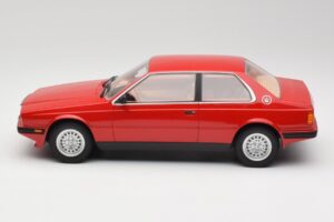 Maserati BiTurbo Coupe Rosso Corsa Minichamps 1:18 107123501 Pryskyřice – obrázek 3 z 6
