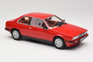 Maserati BiTurbo Coupe Rosso Corsa Minichamps 1:18 107123501 Pryskyřice – obrázek 4 z 6