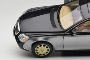 Maybach 57 SWB Caspian Black Himalayas Grey AUTOart 1:18 76151 Kov – obrázek 8 z 9